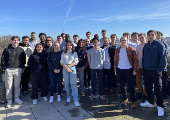 Photo de groupe d’Oxyliens en séminaire en été