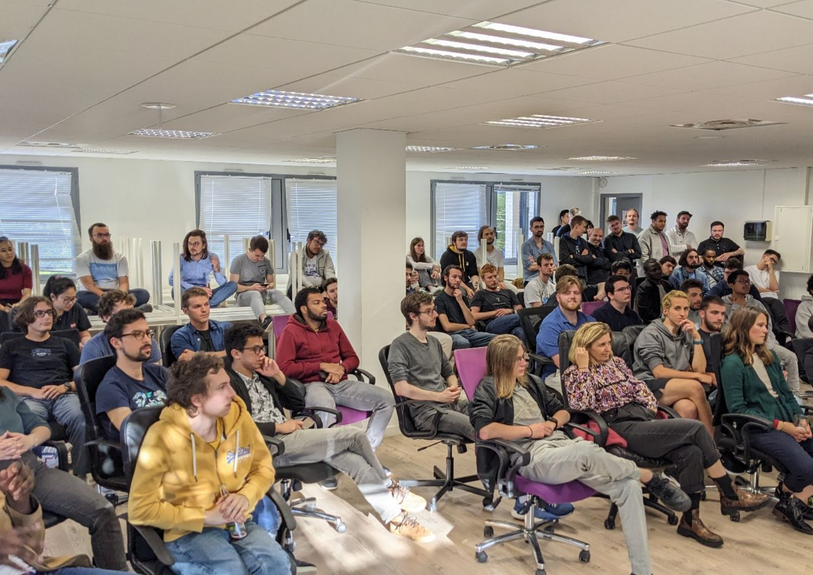 Photo de groupe d’Oxyliens en séminaire en été